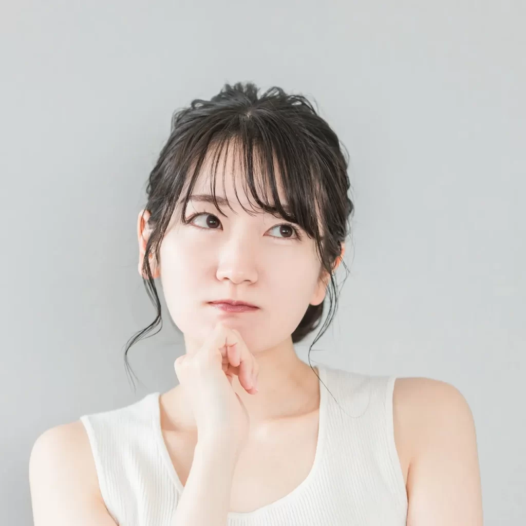 悩んでいる女性